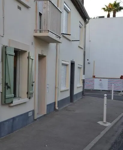 Pecheur: F2 Climatise Au Coeur Du Village. *
